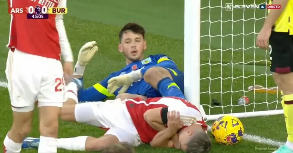 Trossard magoado após chocar com poste