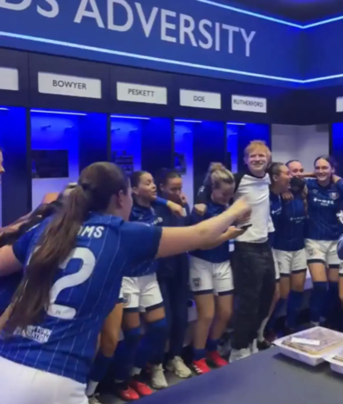 Imagem de contexto do artigo Ed Sheeran canta com a equipa feminina do Ipswich no balneário