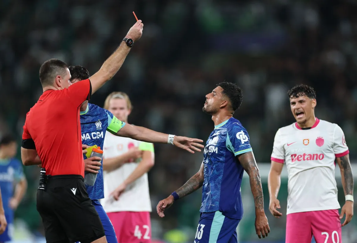 Emerson Palmieri expulso em Alvalade