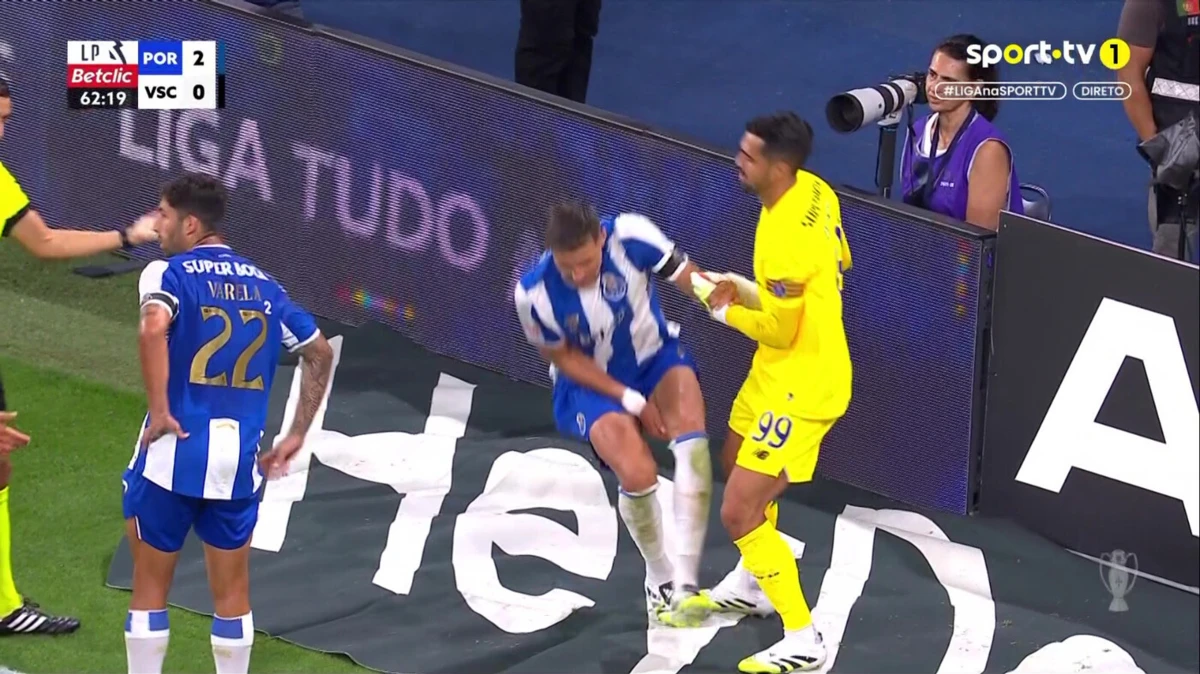 Imagem de contexto do artigo FC Porto-Vitória: depois de Martim Fernandes, Bednarek também sai lesionado
