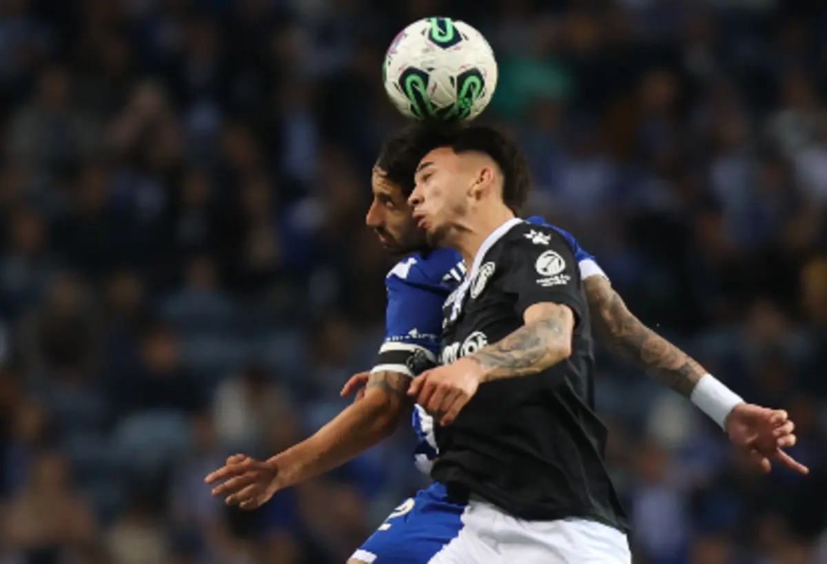 Joel Silva em ação frente ao FC Porto (Créditos: Ivan del Val/Global Imagens)