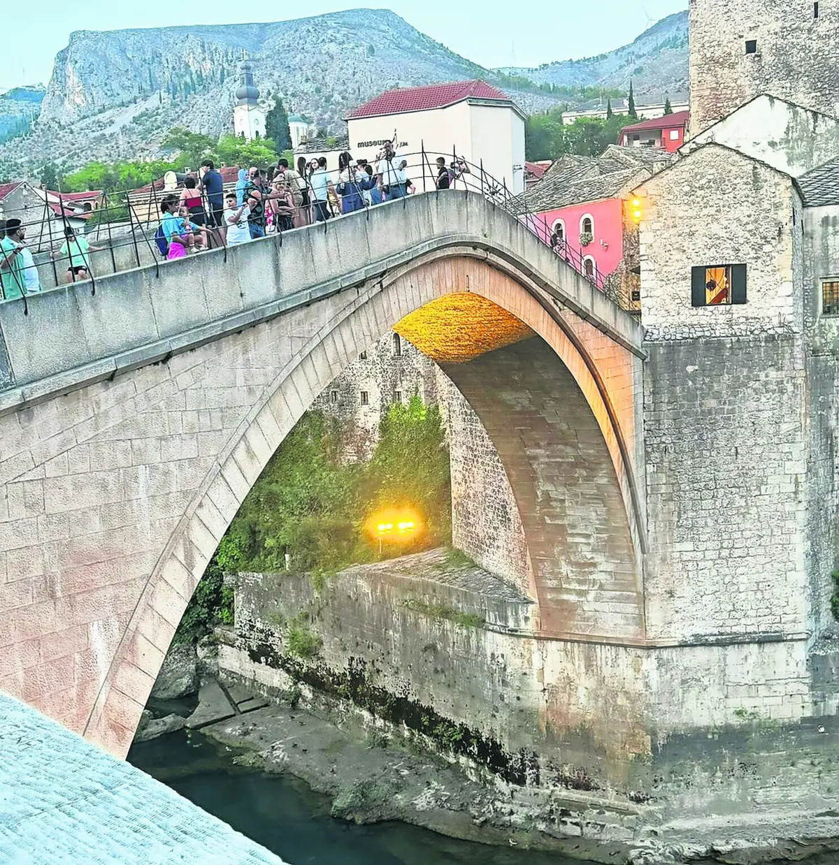 Imagem de contexto do artigo Ponte e paz simbólicas: Vitória em Mostar, um palco de rivalidades