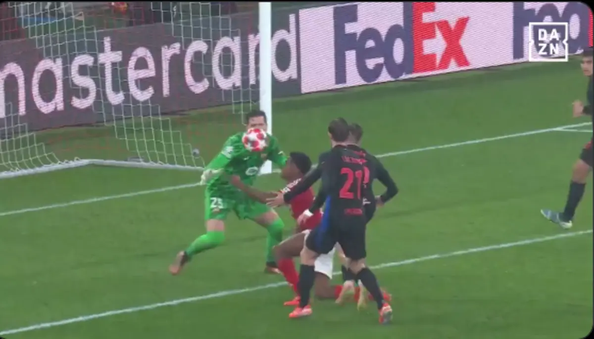 Imagem de contexto do artigo O lance que deixou o Benfica a pedir penálti antes do golo da vitória do Barcelona