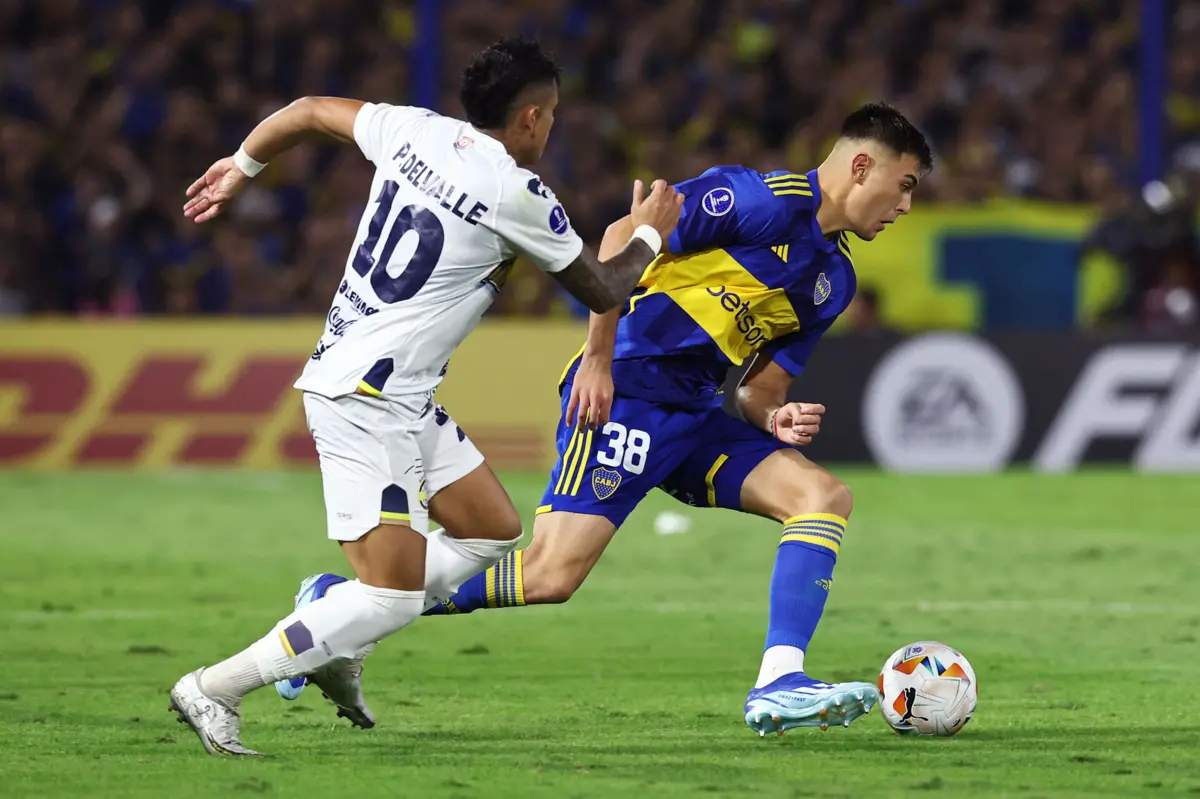 Anselmino, à direita (ALEJANDRO PAGNI AFP)