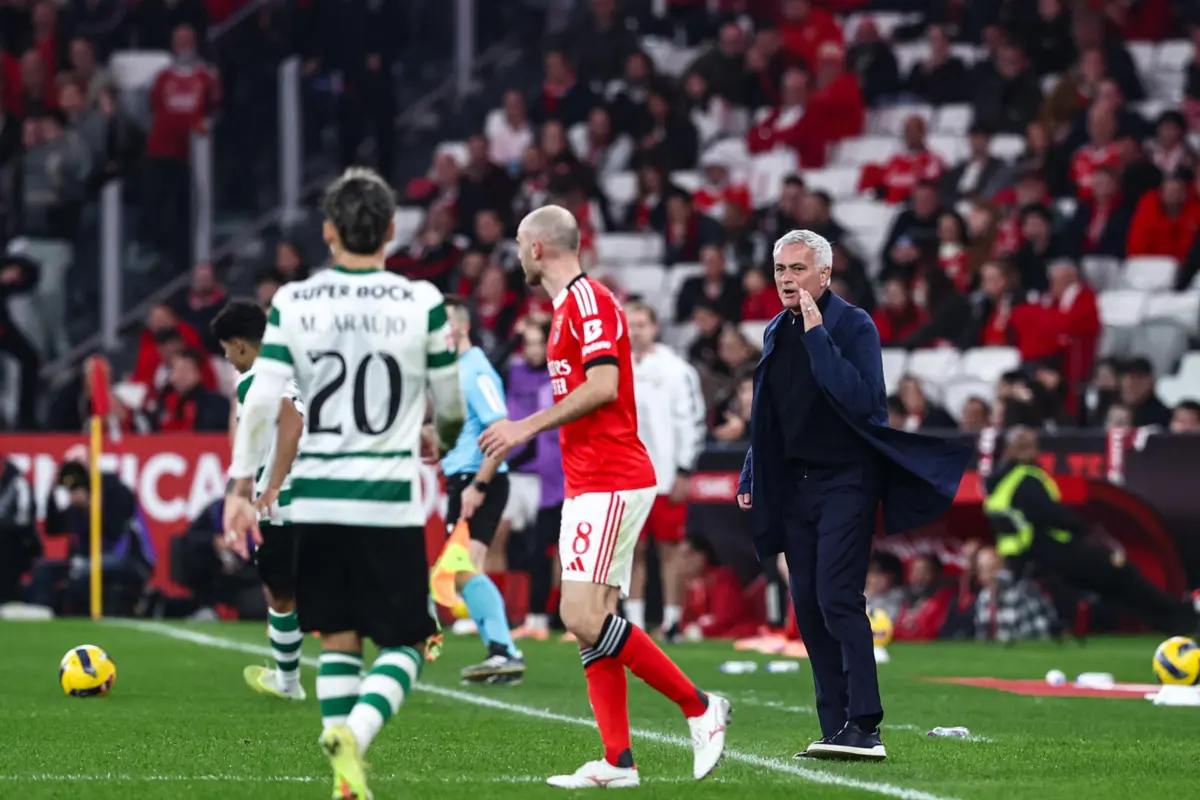 Mourinho dá instruções aos jogadores do Benfica no dérbi