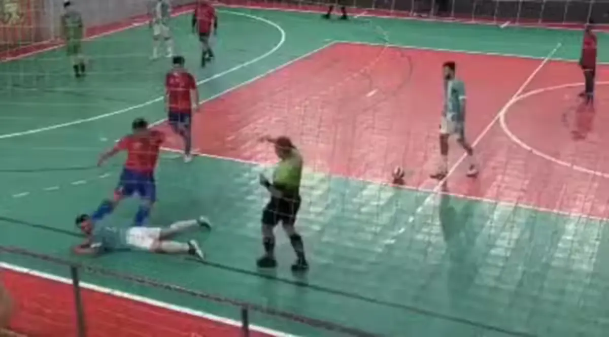 Imagem de contexto do artigo Jogador de futsal dá pontapé na cabeça de adversário caído no chão