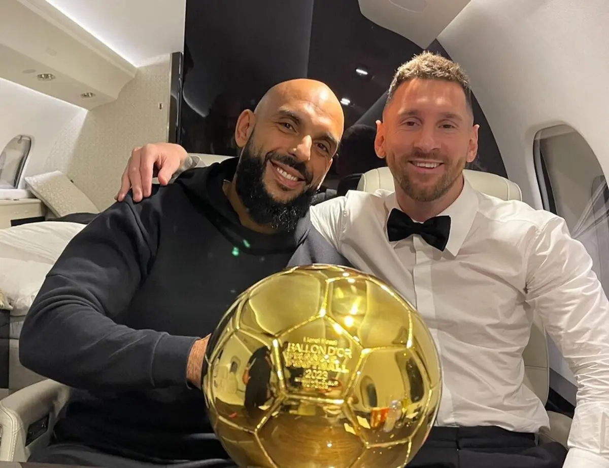 Yassine Cheuko e Messi com a Bola de Ouro (créditos: Instagram)
