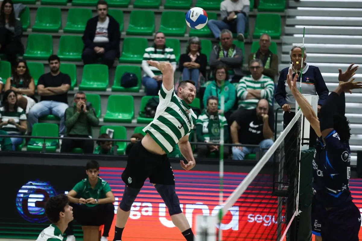 Jan Galabov tenta passar pelo bloco do Santo Tirso