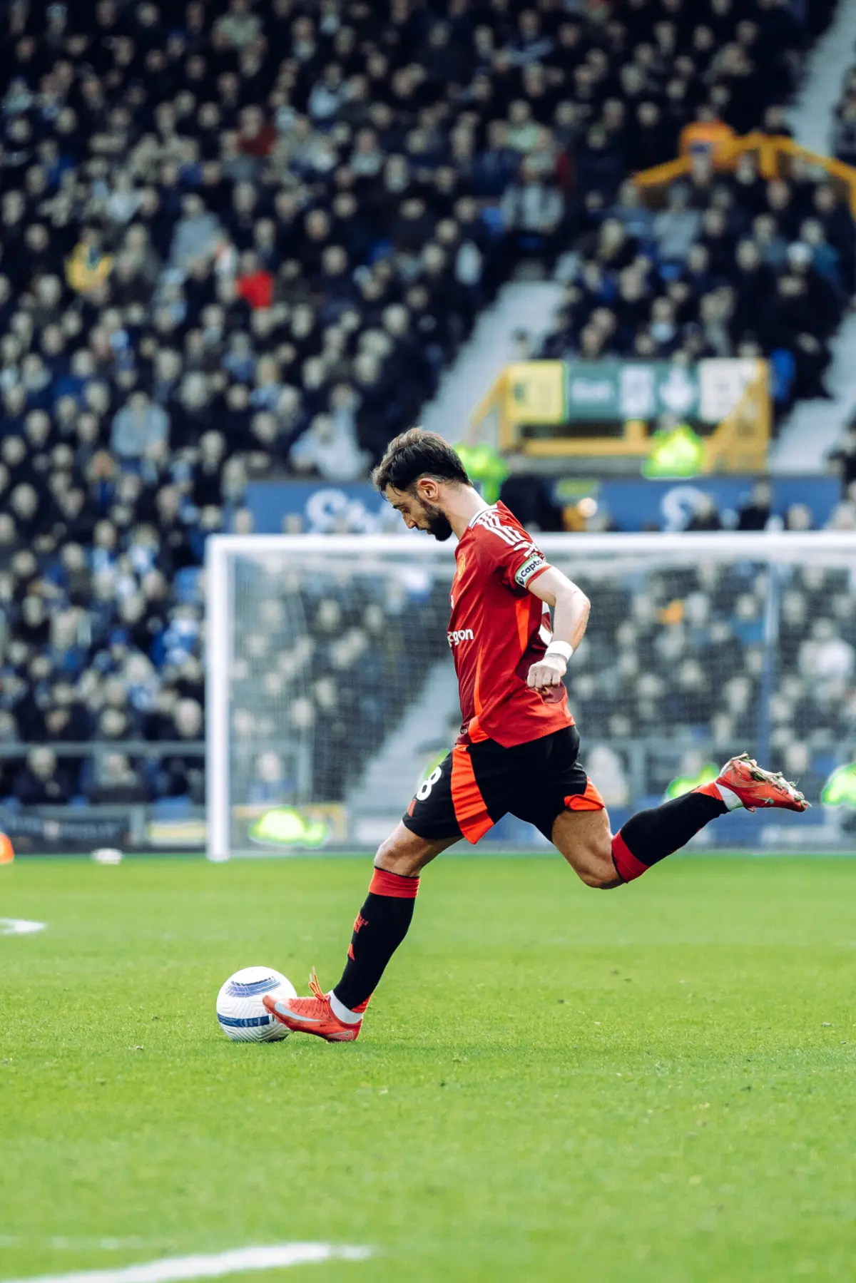 Bruno Fernandes fez o primeiro de dois golos do Manchester United