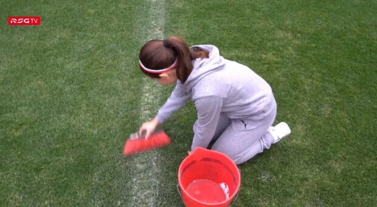 Mulher varre linha de campo do relvado do Sporting de Gijón (créditos: X@RealSporting)