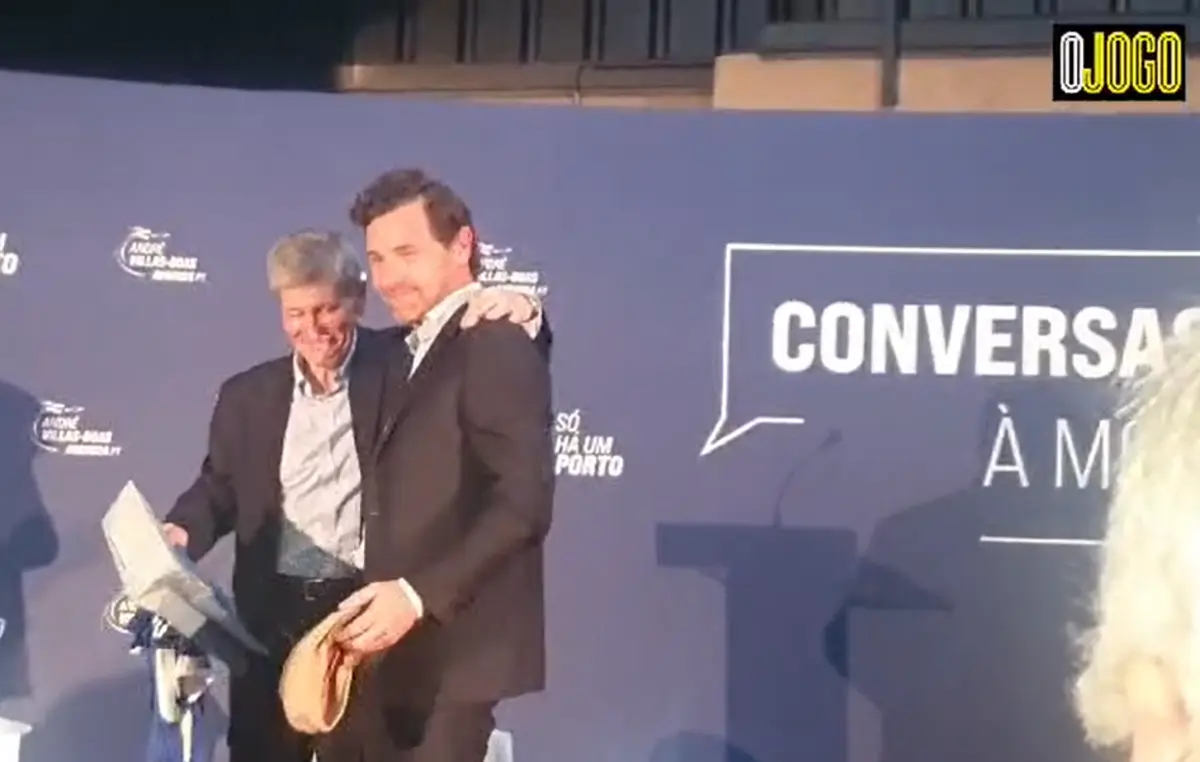 Imagem de contexto do artigo Rui Pedroto ofereceu chapéu de José Maria Pedroto a André Villas-Boas. Veja o momento