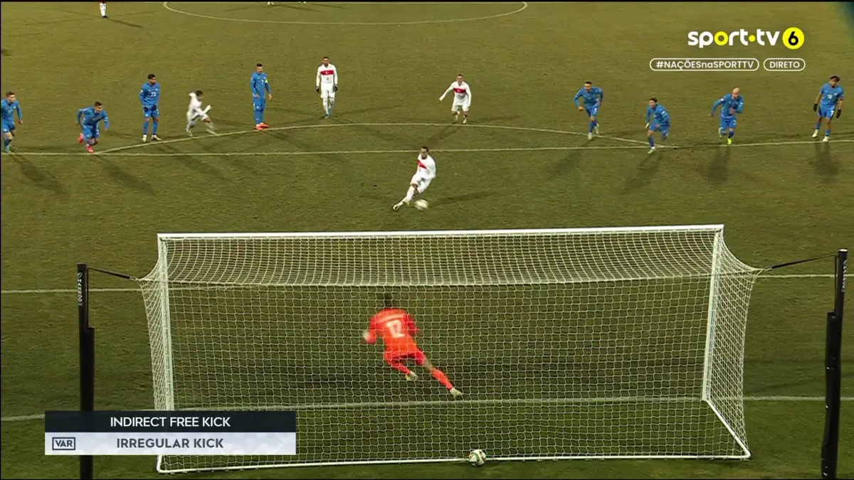 Imagem de contexto do artigo Insólito: Çalhanoglu escorregou e golo de penálti foi invalidado. Ora veja