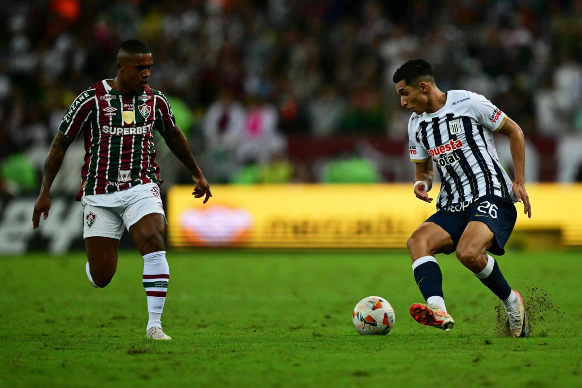Douglas Costa e Kevin Serna (Pablo PORCIUNCULA AFP)