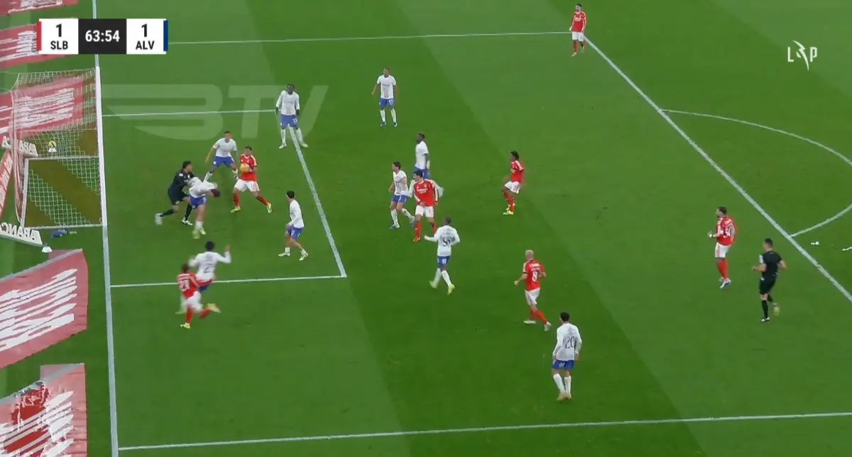 Imagem de contexto do artigo Benfica-Alverca: golo anulado a Pavlidis por mão na bola. Ora veja