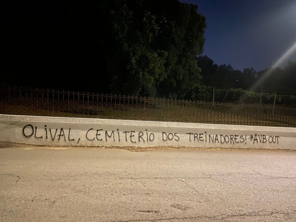 Imagem de contexto do artigo Super Dragões demarcam-se de frases grafitadas no Olival: "Não apoiamos esse tipo de ações"