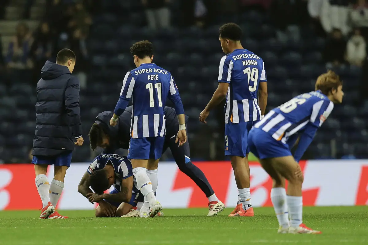 Galeno foi confortado por jogadores do FC Porto após empate com Santa Clara (créditos: EPA)