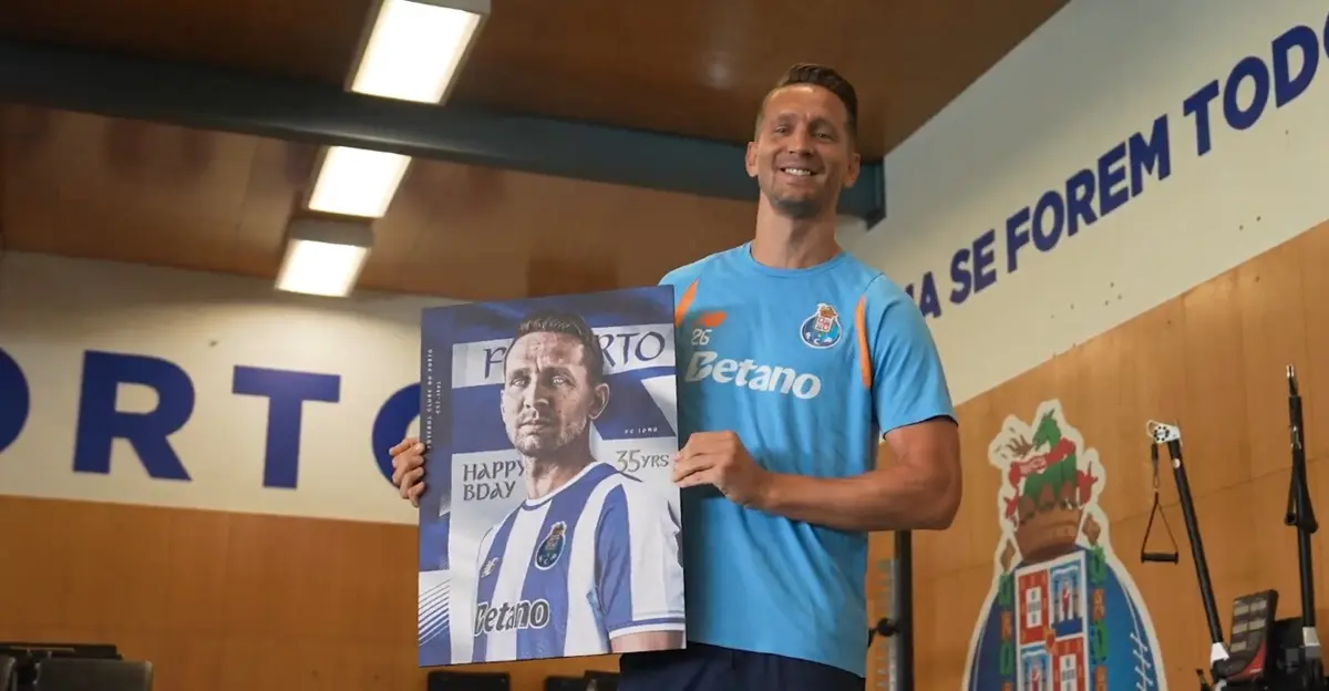 Imagem de contexto do artigo Luuk de Jong celebra 35 anos e impressiona no português. Veja o vídeo