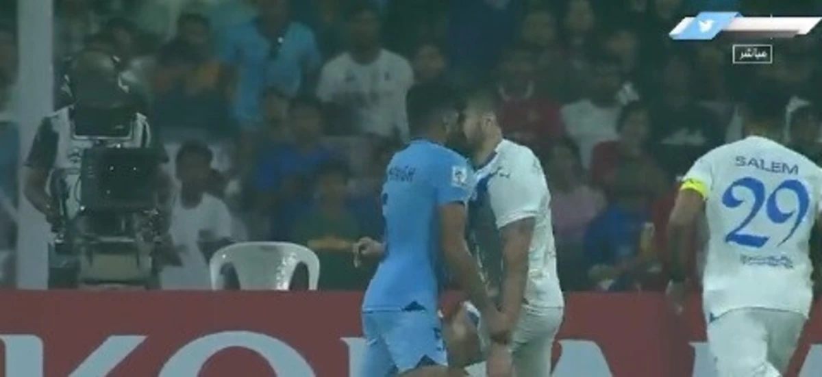 Mitrovic e Singh pegados