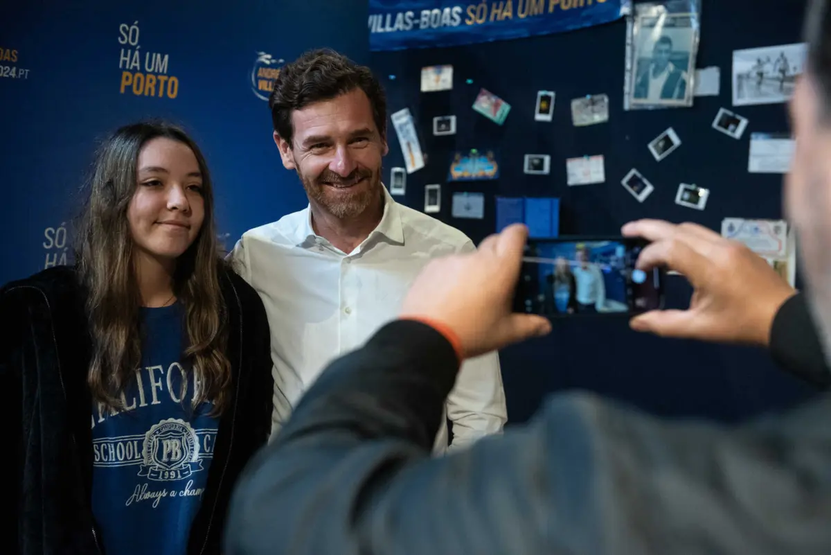 André Villas-Boas e uma adepta do FC Porto (créditos: André Rolo / Global Imagens)