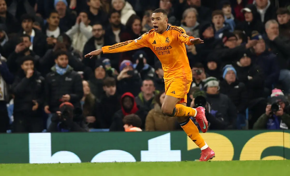 Imagem de contexto do artigo Mbappé empata o Manchester City-Real Madrid com uma rosca com a canela. Veja o golo