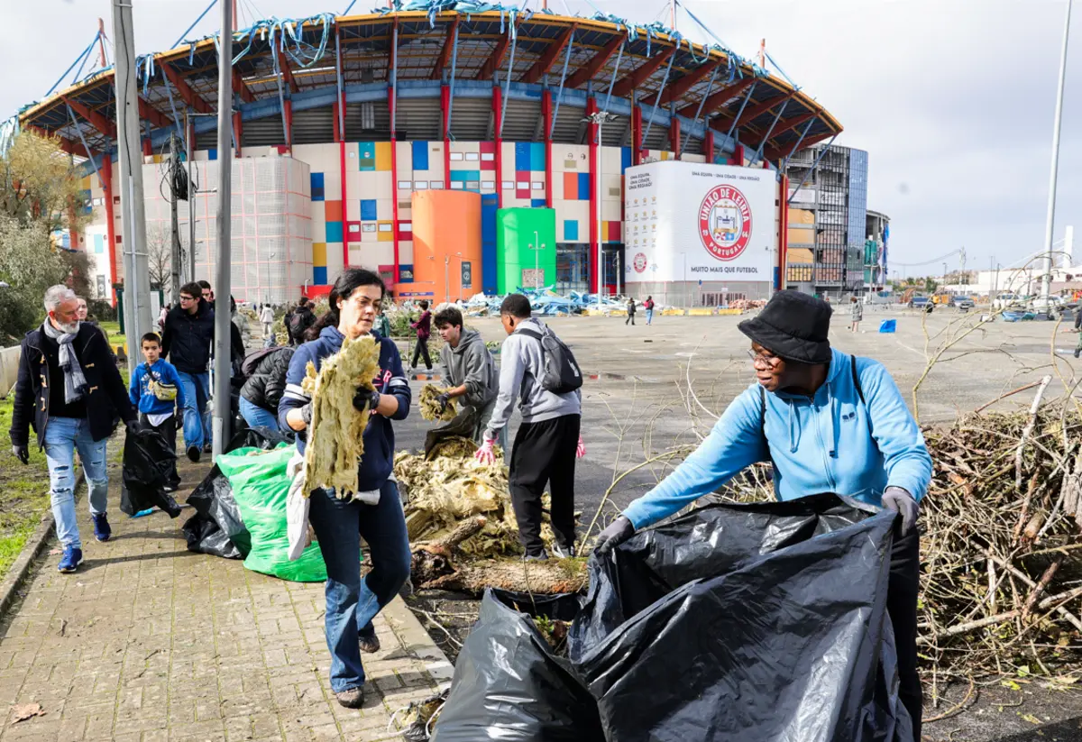 Voluntários ajudam na remoção de detritos junto ao Municipal de Leiria