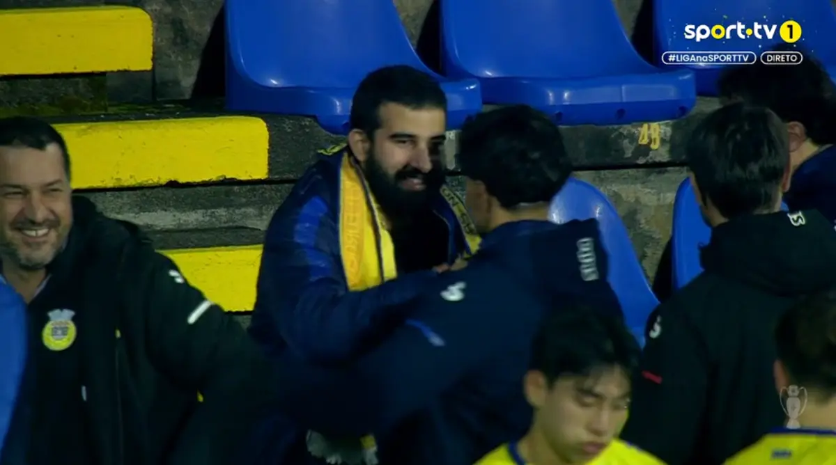 Imagem de contexto do artigo Um dos momentos da jornada: Arouca agradece apoio nos Açores... a um adepto