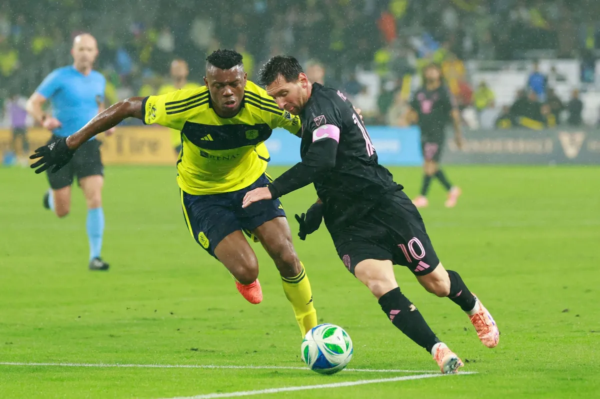 Jeisson Palacios e Lionel Messi