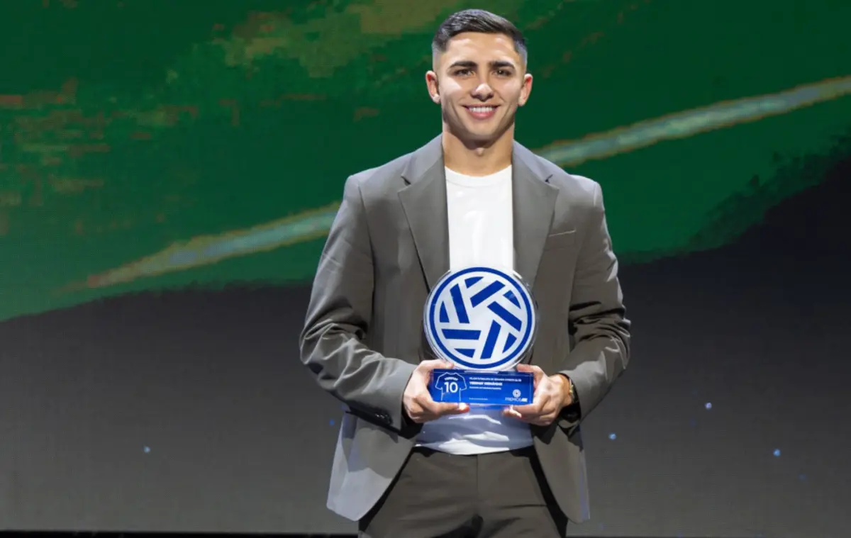 Yeremay com o prémio nas mãos