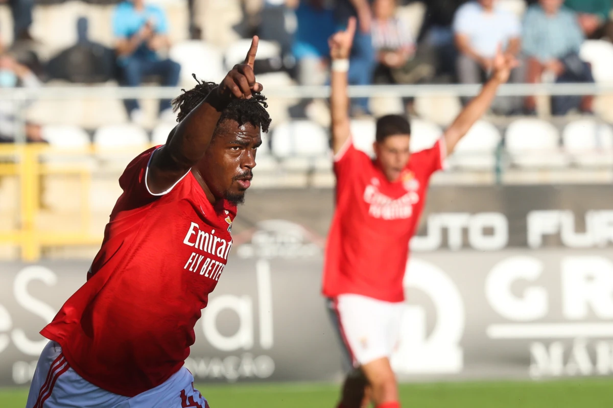 Duk com a camisola das águias (Créditos: Ivan del Val/Global Imagens)