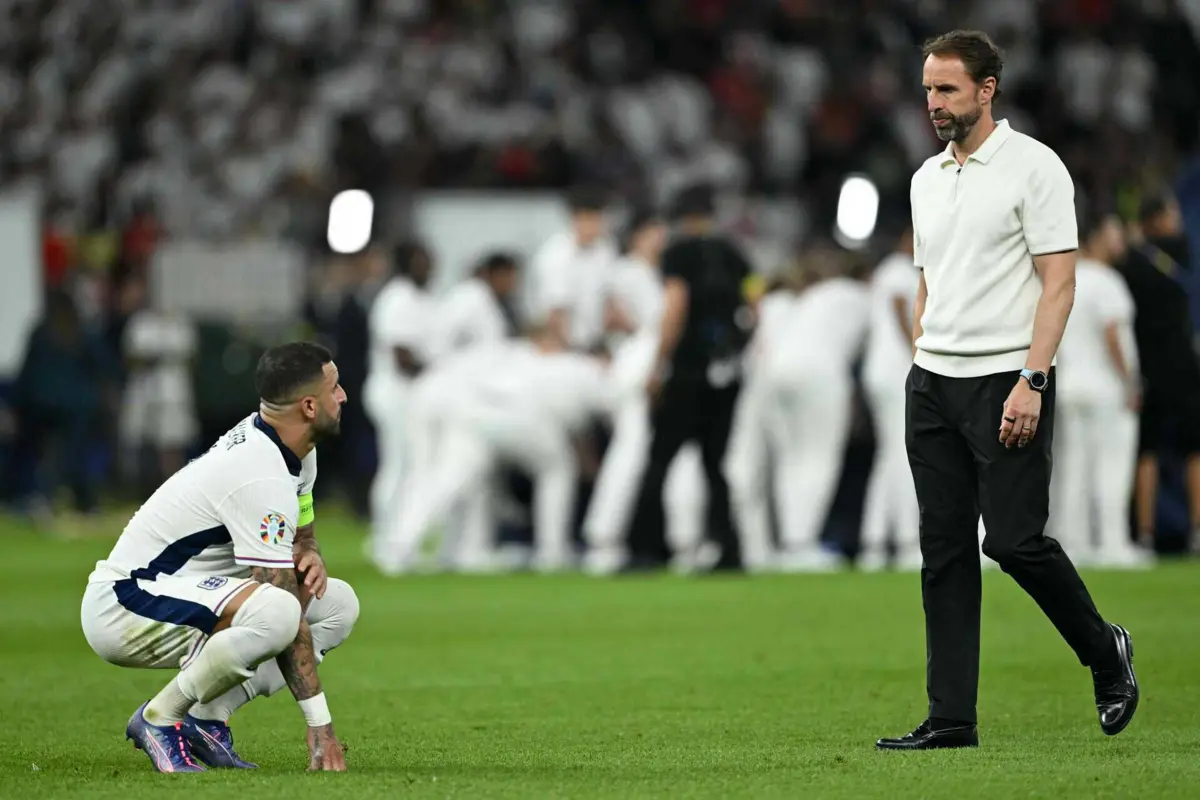 Southgate e Kyle Walker (créditos: AFP)