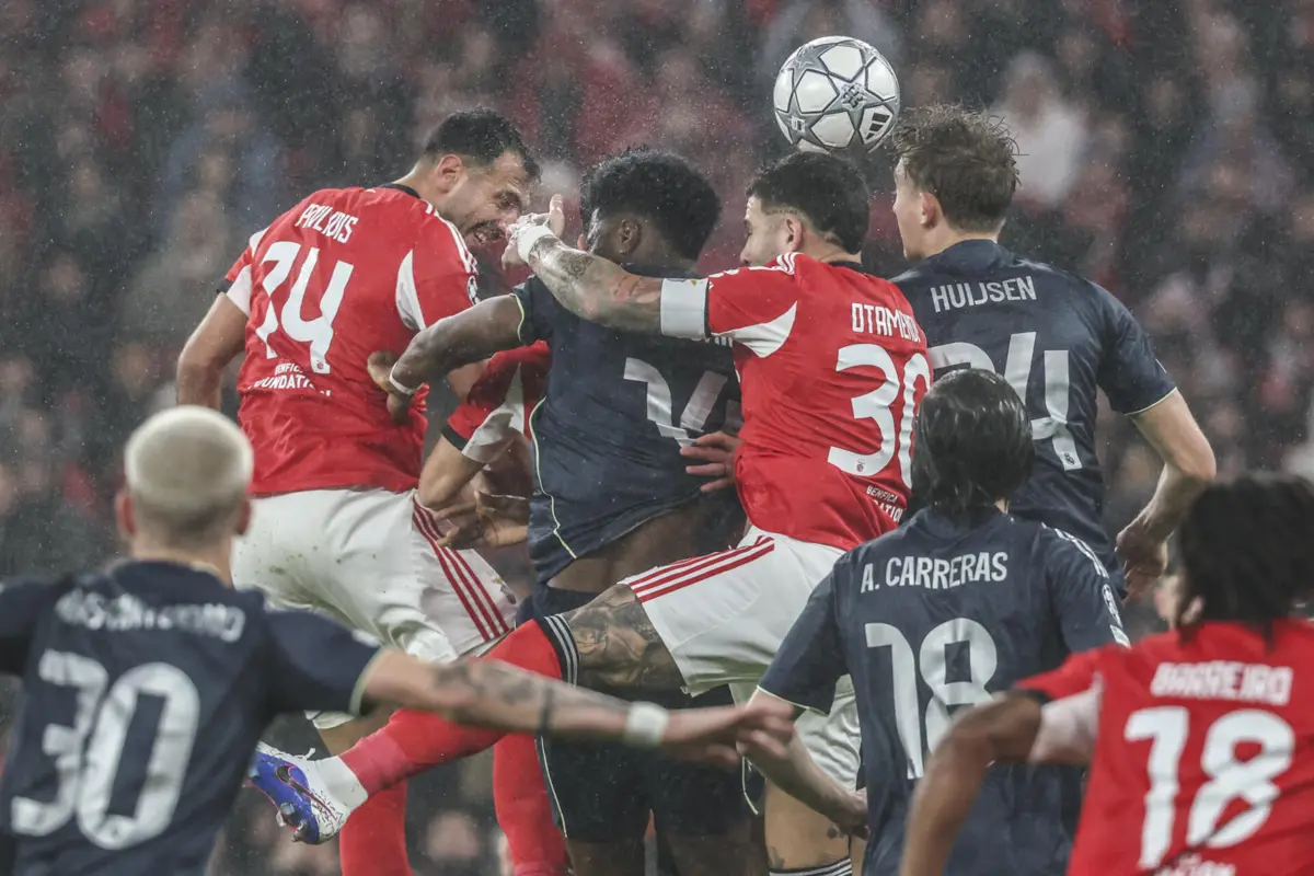Benfica players in action against Real Madrid players during the UEFA Champions League soccer match held at Luz Stadium, in Lisbon, Portugal, 28 January 2026. JOSE SENA GOULAO/LUSA
