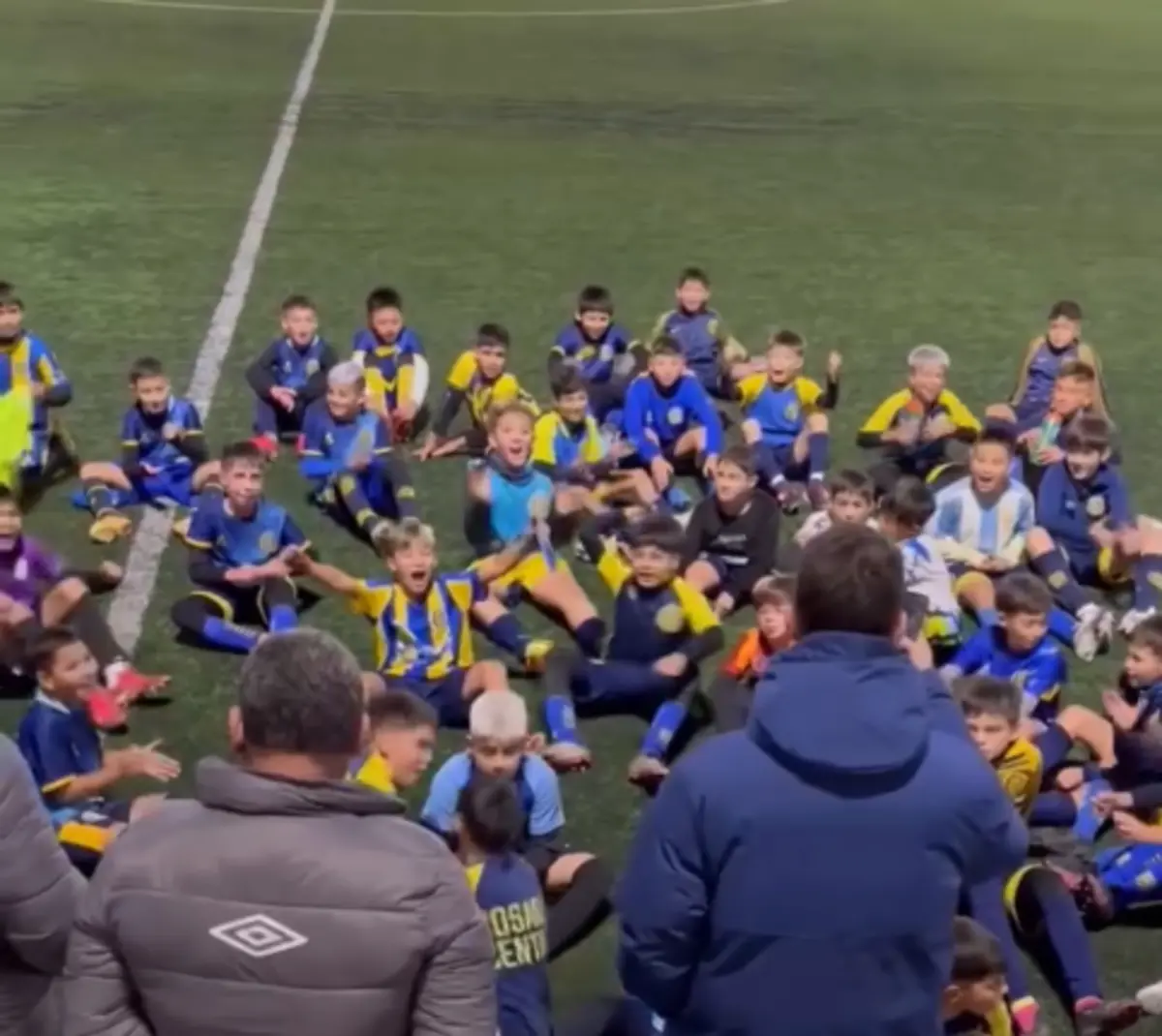 Imagem de contexto do artigo A festa dos miúdos da formação do Rosario Central quando souberam do regresso de Di María