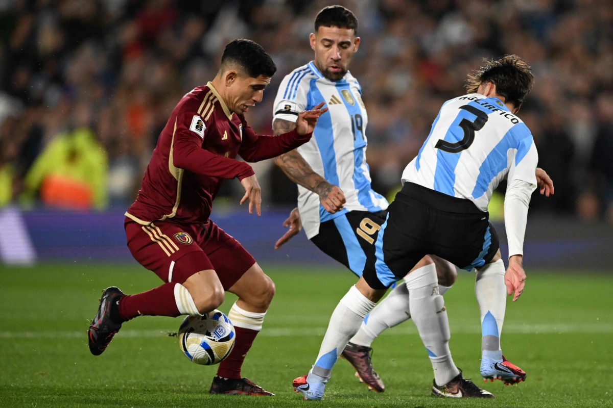 Otamendi no Argentina-Venezuela (Créditos: AFP)