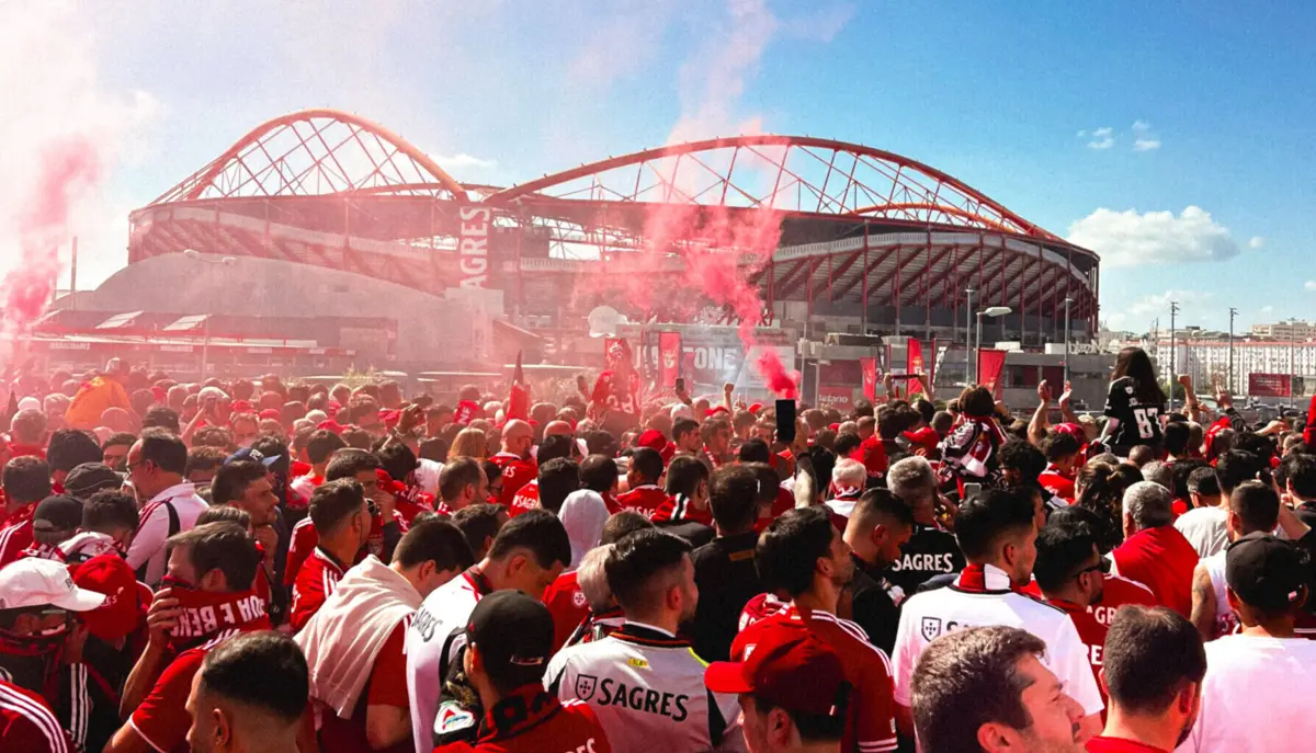 Adeptos do Benfica no exterior do Estádio da Luz