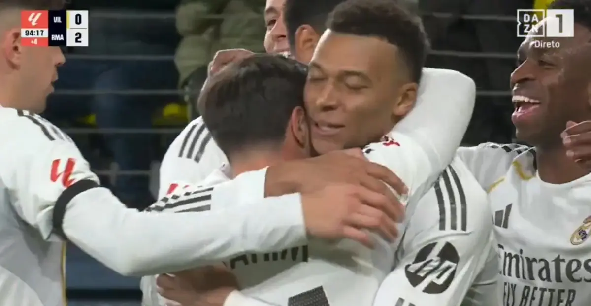 Mbappé abraça Brahim Díaz