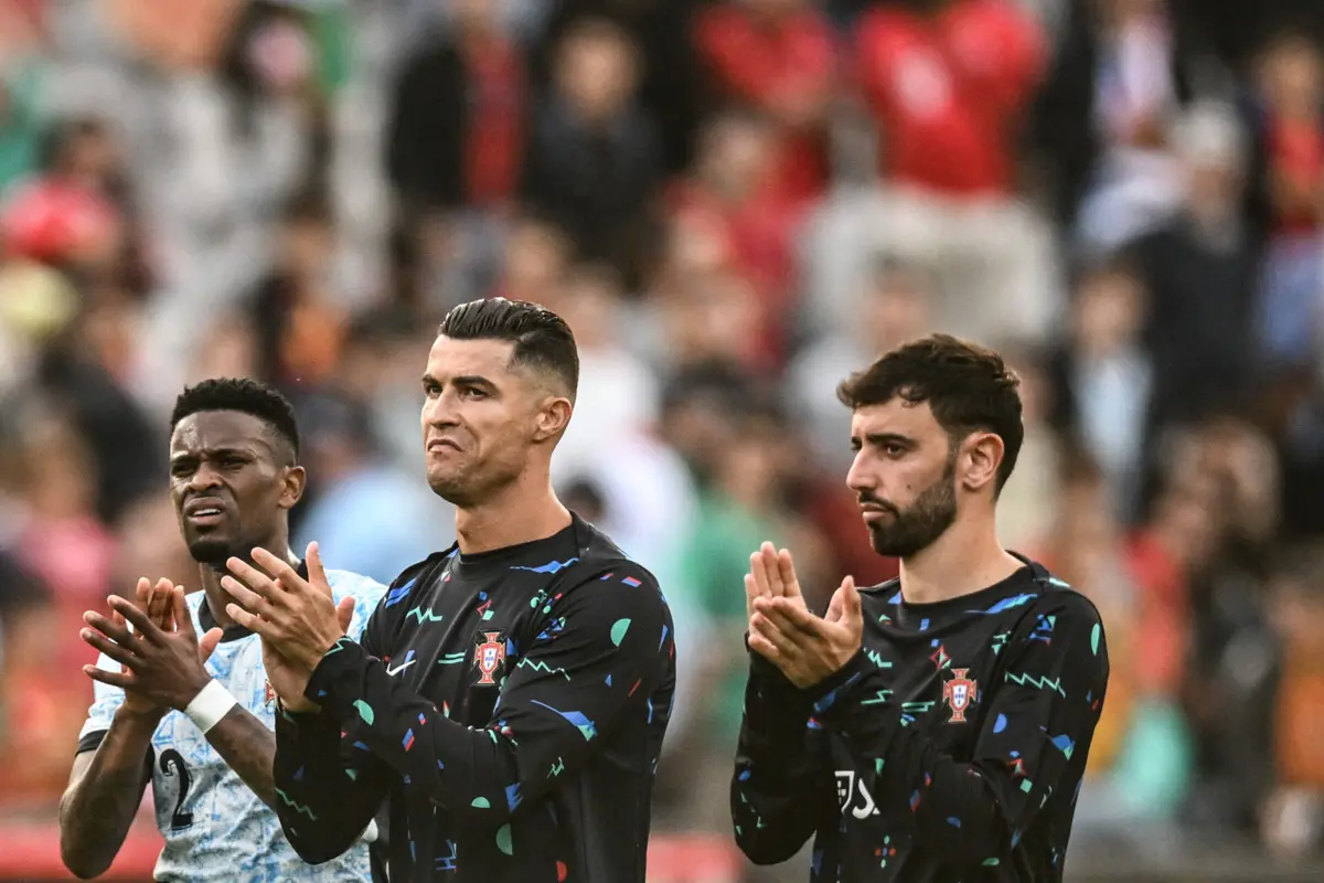 Nélson Semedo com Ronaldo e Bruno Fernandes (Créditos: AFP)
