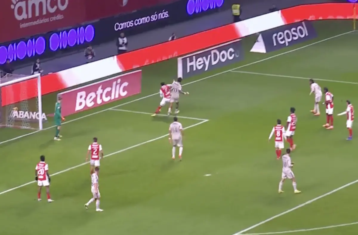 Imagem de contexto do artigo Tribunal O JOGO | Bem anulado o golo ao Benfica por falta de Ríos sobre Vítor Carvalho?