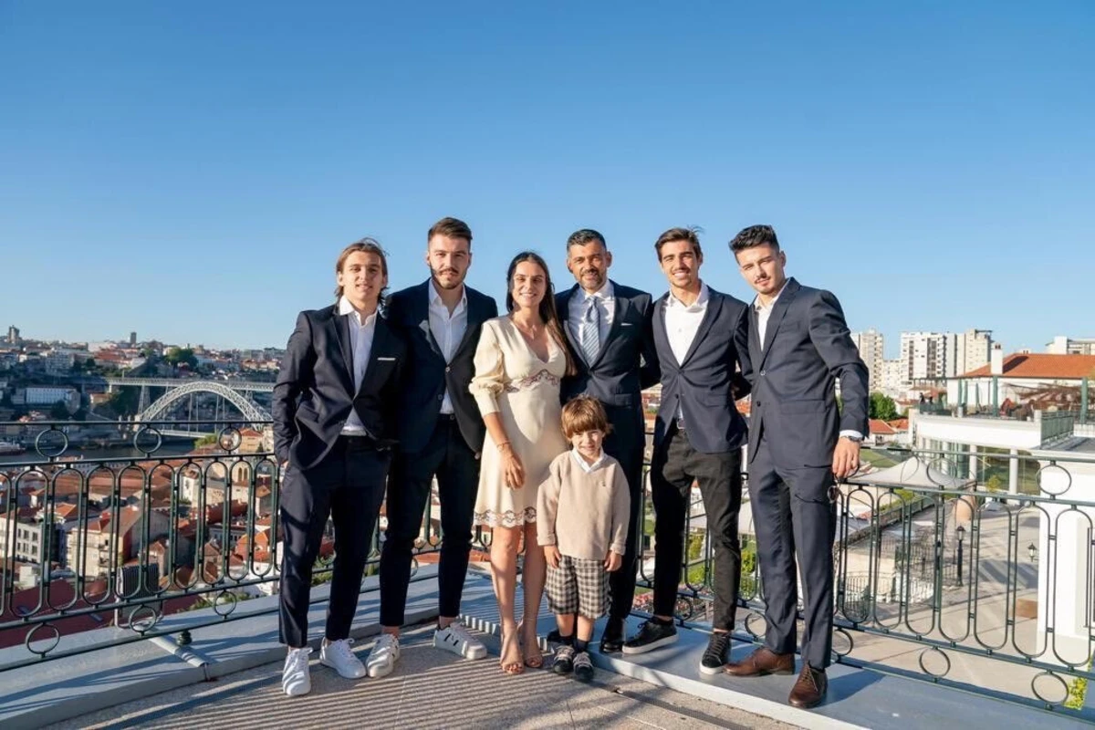 Rodrigo e Moisés Conceição à esquerda de Sérgio Conceição (Reprodução: Instagram)