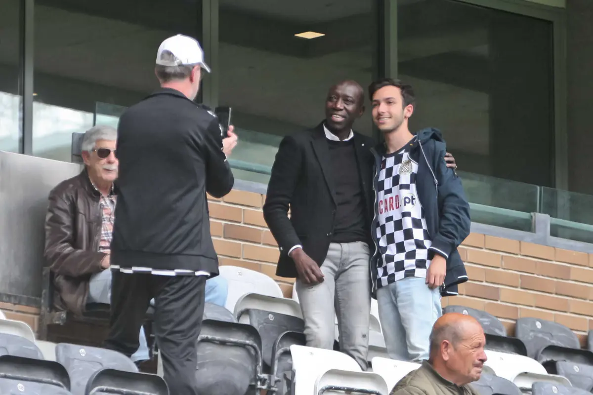 Fary com adeptos do Boavista (créditos: José Carmo / Global Imagens )