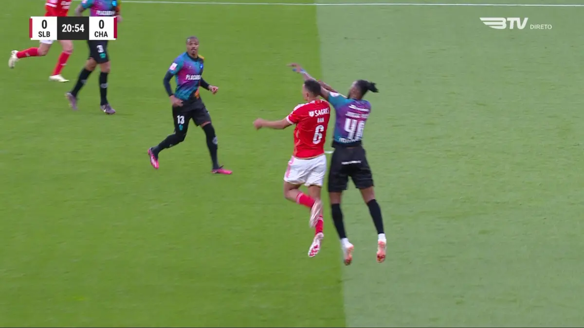 Imagem de contexto do artigo VAR avisou e árbitro marcou penálti no Benfica-Chaves. Veja as imagens