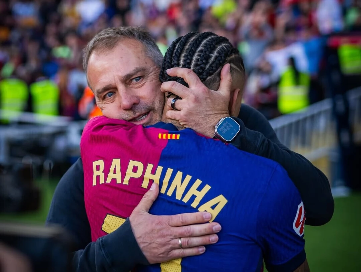 Raphinha e Hansi Flick (créditos: Barcelona)