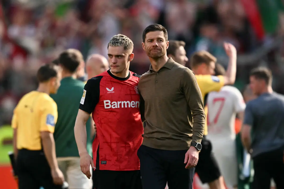 Wirtz com o treinador Xabi Alonso (Créditos: AFP)