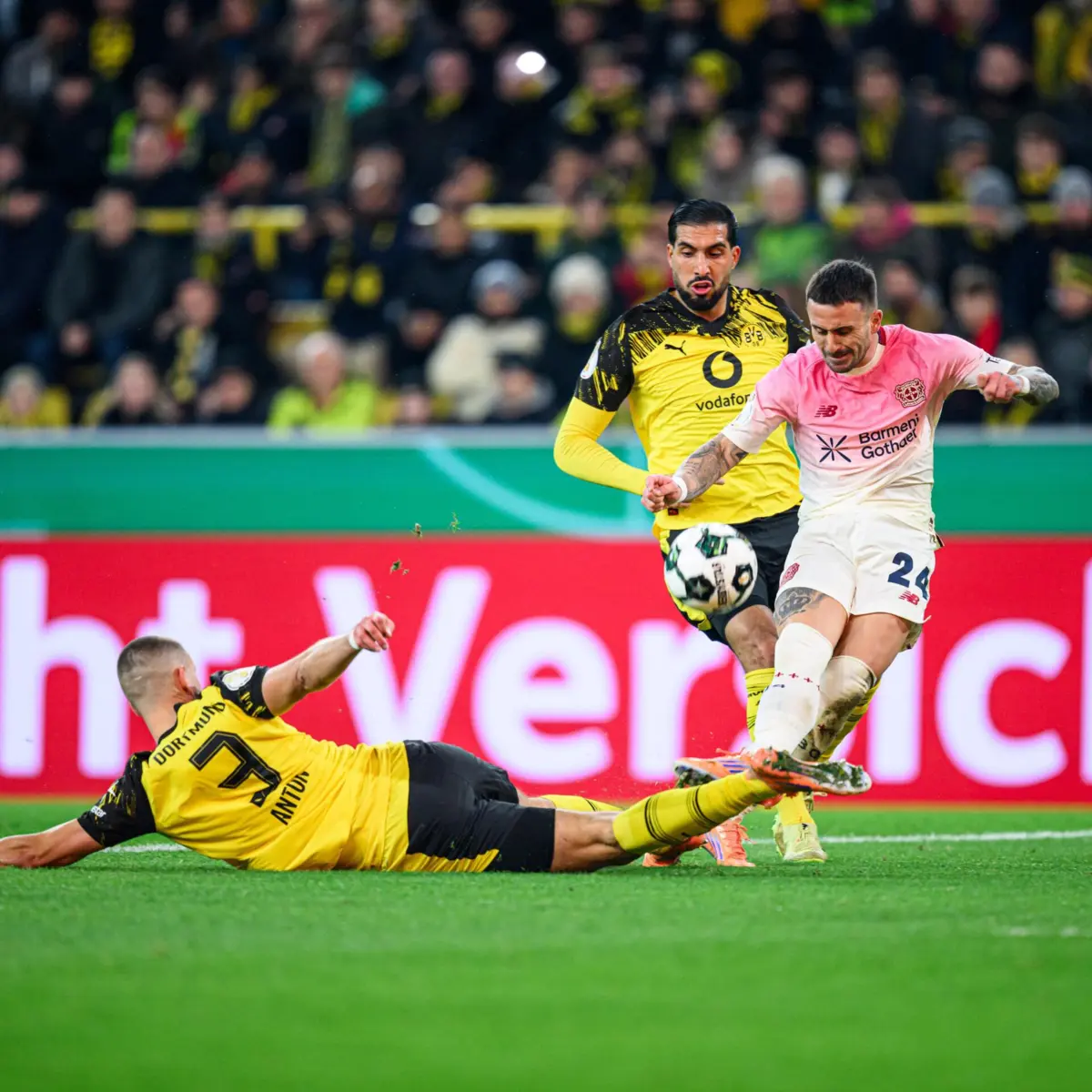 Imagem de contexto do artigo Grimaldo assiste e Leverkusen elimina Fábio Silva da Taça da Alemanha