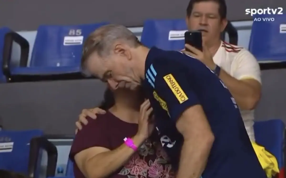 Imagem de contexto do artigo Emocionante: Bernardinho desloca-se à bancada para "fazer o dia" de deficiente visual