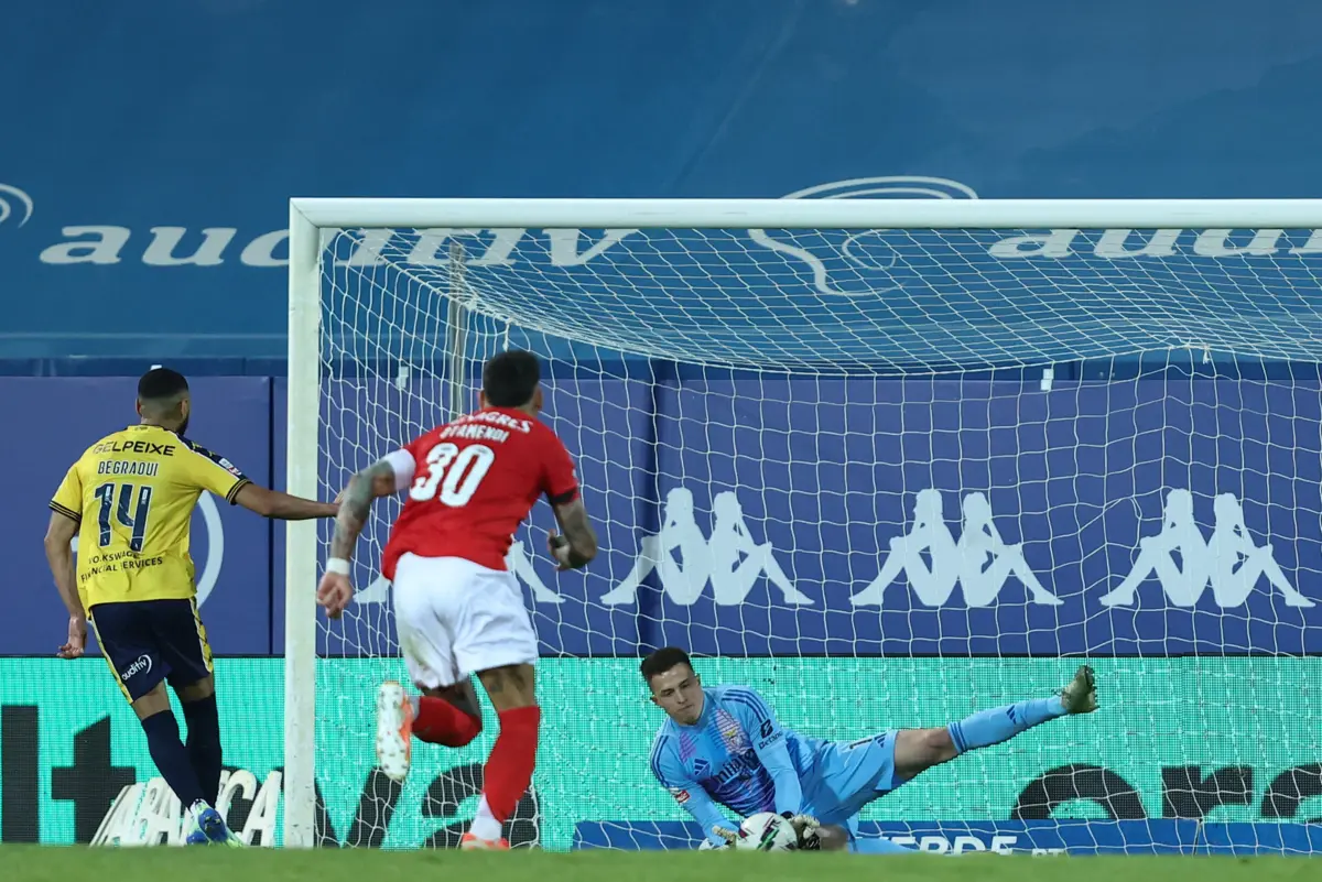 Trubin defende o penálti (créditos: Lusa)