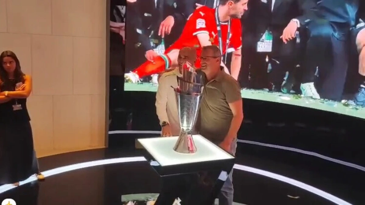 Imagem de contexto do artigo Roberto Martínez posa com adeptos ao lado da taça da Liga das Nações