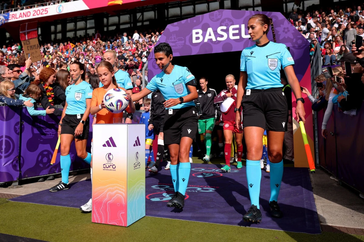 Imagem de contexto do artigo Pedro Proença assiste a estreia histórica da arbitragem portuguesa no Europeu feminino