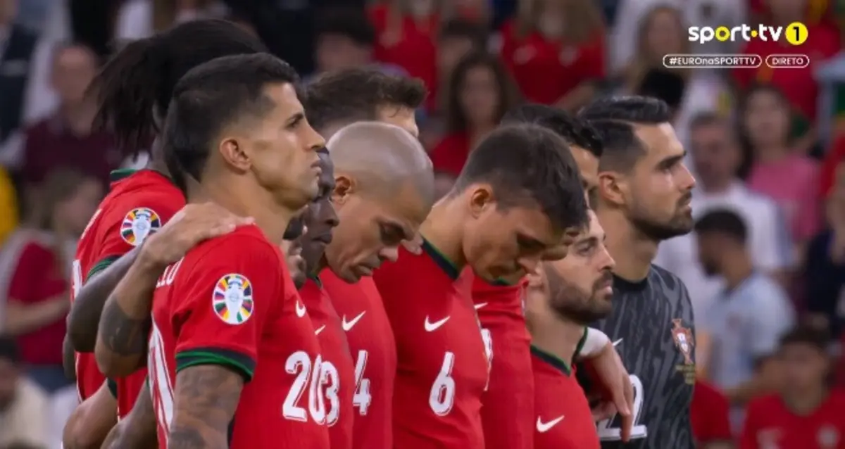 Seleção Nacional faz minuto de silêncio (créditos: Sport TV)