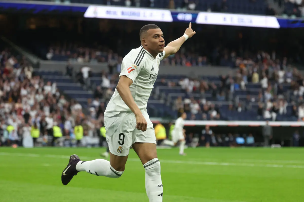 Mbappé bisou (créditos: AFP)