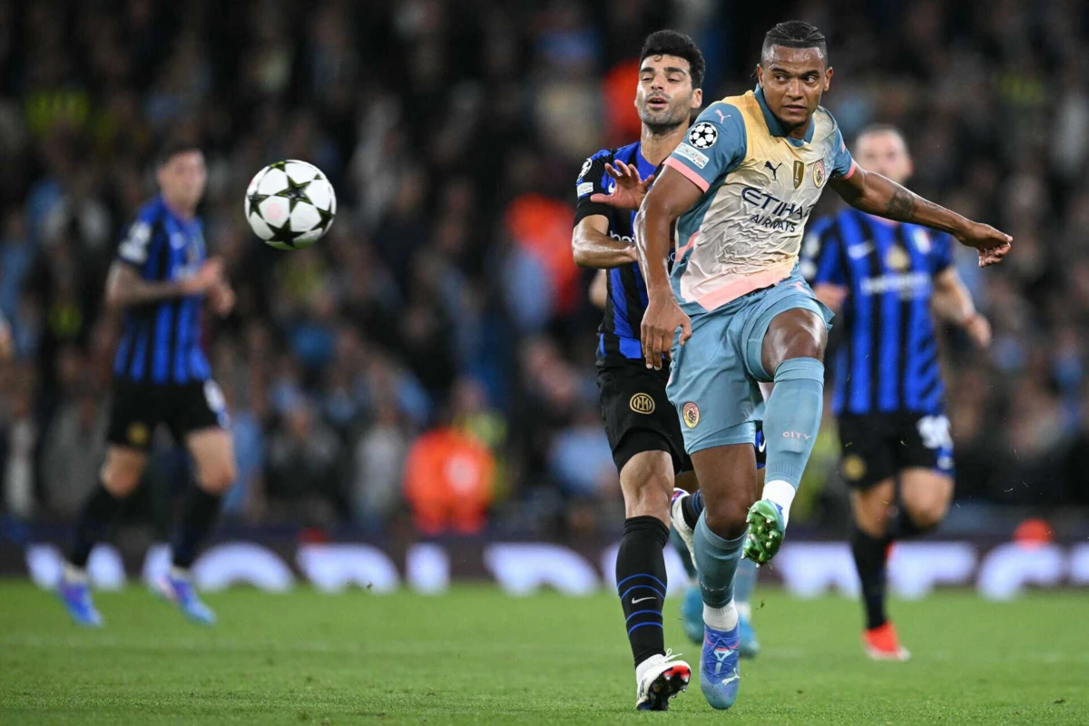 Imagem de contexto do artigo Insólito: Akanji confunde fiscal de linha com Bernardo Silva e explica o lance